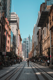 悉尼宽敞街道与林立高楼