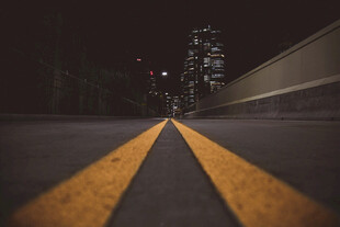 悉尼夜晚道路双黄线