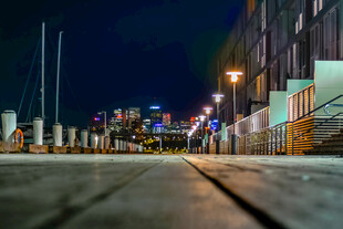 夜晚悉尼码头的静谧街景