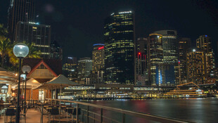 悉尼夜景中的河畔小景