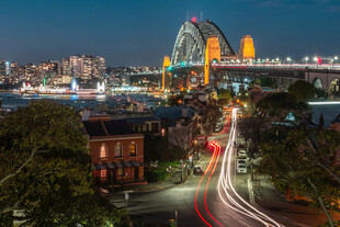 悉尼夜景中的桥梁与车流