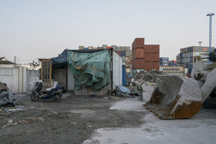 废弃场地的杂乱景象