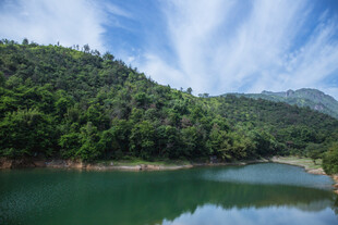 青山绿水间的静谧湖泊