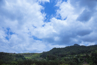 蓝天白云下的青山美景