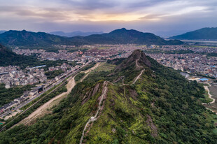 俯瞰雁荡山山下城镇风光