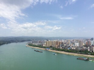 城市河畔美丽风光俯瞰