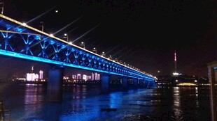 夜晚璀璨的蓝色大桥夜景