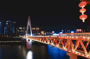 重庆夜景中的绚丽跨江大桥