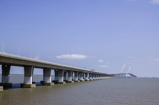 跨海大桥横跨广阔海面