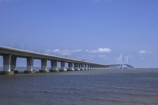 跨海大桥横跨广阔海面