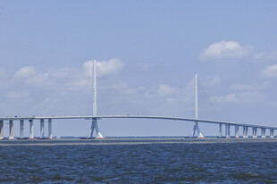 跨海大桥横跨蔚蓝海面