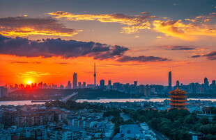 夕阳下的城市天际线美景