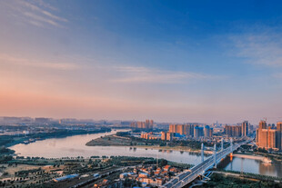 城市河畔黄昏美景
