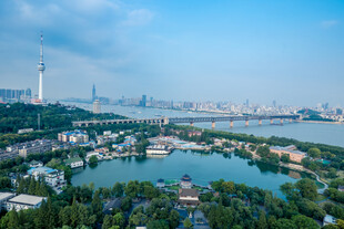 城市湖畔风光全景图