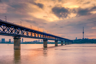 夕阳下的跨江大桥美景