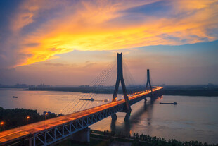 夕阳下的壮丽大桥景观