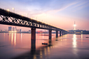 黄昏下的跨江大桥美景