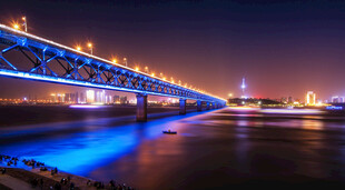 夜晚璀璨的跨江大桥夜景