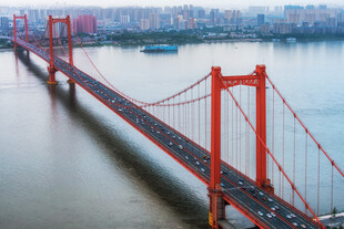 红色大桥横跨宽阔江面