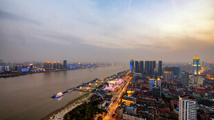 城市江畔黄昏美丽景致