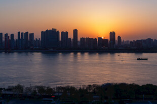 夕阳下的城市江畔美景
