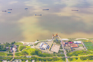 江边古建筑航拍美景