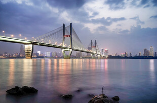 夜幕下的跨江大桥美景