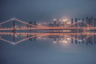 城市桥梁夜景璀璨倒影