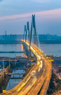 黄昏下的大桥车流美景