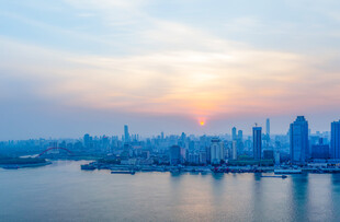 城市河畔的美丽日落景观
