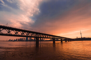夕阳下的跨江大桥美景