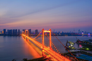 黄昏下的城市跨江大桥