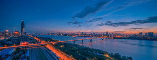 城市河畔夜景