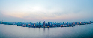 城市天际线与平静水面景观