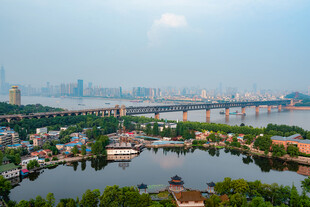 城市河畔风光美景