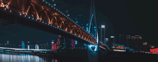 城市夜景中的璀璨桥梁