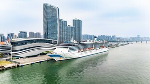 河畔现代建筑与游船景观