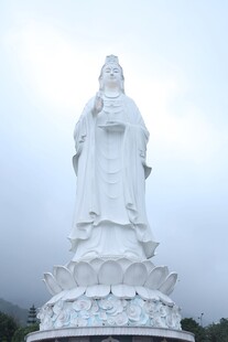 巨型白色观音雕像