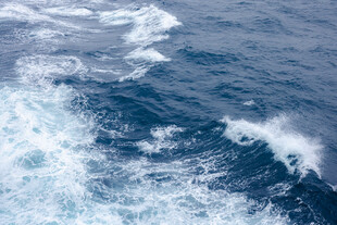 船行海面激起白色浪花