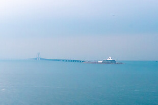 海上船只与长桥远景