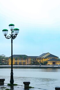 湖畔路灯下的古典建筑风光