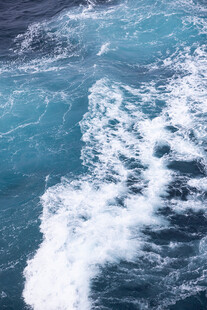 船行碧海泛起白色浪花