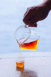 手倾茶壶倒热茶入杯