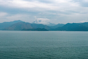 宁静湖景与远山