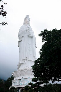 巨大白色观音雕像