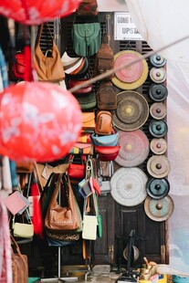 传统手工艺品摊位展示