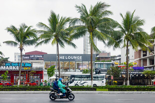 热带街道的摩托骑行风景