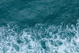 海浪翻涌的蓝色海洋画面