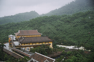 山间古寺隐于葱郁山林