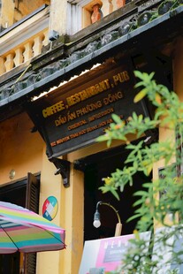 古雅街边店铺与多彩遮阳伞